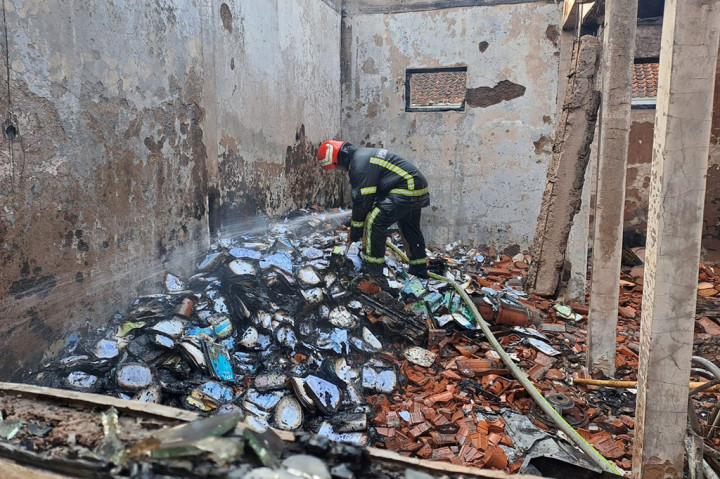 Kepala SMP Negeri 2 Pagerageung Henandar mengatakan, pihaknya mendapat informasi kebakaran dari penjaga sekolah dan bergegas langsung ke sekolah. Pihak sekolah dibantu warga sekitar turun langsung memadamkan kobaran api. 