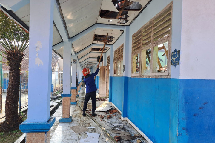Ia mengatakan, akibat kebakaran tersebut proses pembelajaran siswa sementara dipindahkan ke masjid atau musola sekolah, laboratorium MIPA, dan ruang lab komputer. 