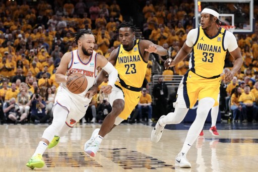 Jalen Brunson kembali menjadi andalan Knicks dengan mencetak 31 poin melalui 11 dari 26 tembakan, atau akurasi 42,3 persen, setelah gagal dalam 11 tembakannya di babak pertama. Pacers berhasil menyulitkan Brunson untuk mencetak angka di paruh pertama dengan akurasinya yang hanya 15,4 persen atau dua berhasil dari 13 upaya, di dua kuarter awal.