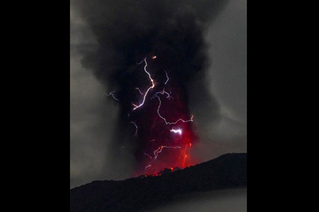 Badai petir vulkanik yang timbul saat erupsi terjadi akibat suhu tinggi yang memanaskan ion-ion gas. Situasi itu lantas menimbulkan loncatan muatan listrik.