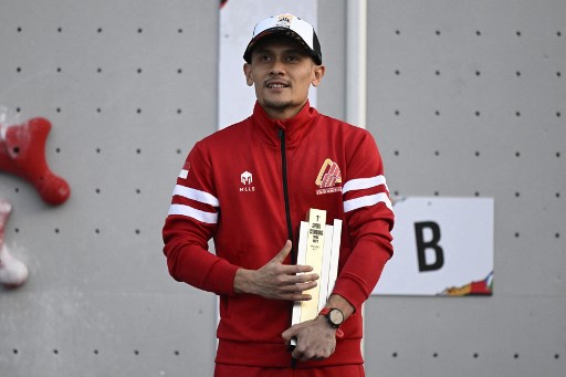 Alet panjat tebing speed putra Indonesia Veddriq Leonardo berhasil meraih medali emas pada kejuaraan IFSC Climbing Olimpic Qualifier di Shanghai, Tiongkok, yang merupakan sesi kualifikasi menuju Olimpiade Paris 2024.
