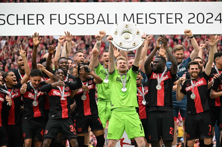 Leverkusen juga menjadi tim pertama di lima liga top Eropa yang tidak terkalahkan sepanjang musim sejak Juventus pada musim 2011/2012. 