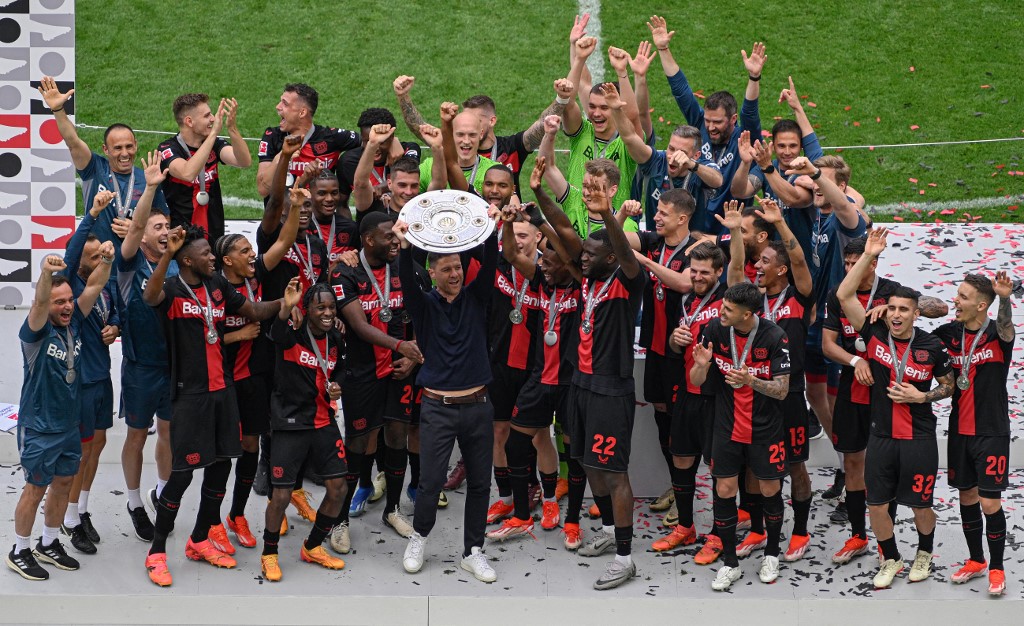 Bayer Leverkusen resmi menjadi juara Bundesliga 2023/2024 tak terkalahkan, setelah menang 2-1 atas Augsburg dalam pekan ke-34, di Stadion BayArena, Jerman pada Sabtu, 18 Mei malam WIB.  