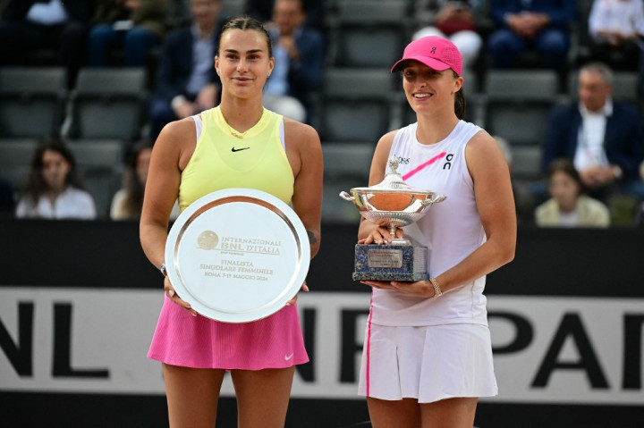 Swiatek kini telah memenangi sembilan final tunggal terakhirnya. Terakhir kali ia kalah di final adalah dari Sabalenka di Madrid tahun lalu yang juga merupakan satu-satunya saat Sabalenka mengalahkan Swiatek dalam lima kali pertemuan mereka di final (semuanya di lapangan tanah liat).