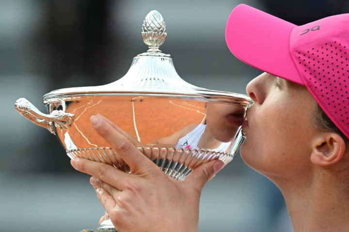 Swiatek membutuhkan waktu satu jam 29 menit untuk mengalahkan Sabalenka untuk kedelapan kalinya dalam 11 pertemuannya. Petenis Polandia itu telah berjaya di Roma dalam tiga dari empat tahun terakhir, juga merebut gelar WTA 1000 pada 2021 dan 2022.