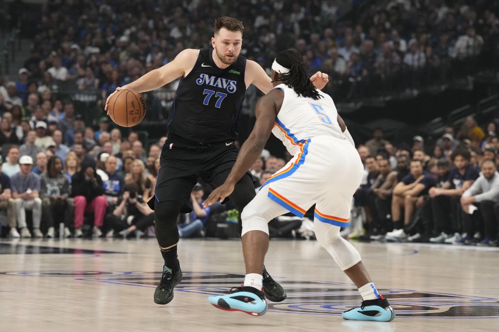 Luka Doncic memimpin Mavericks dengan triple double 29 poin, 10 assist, dan 10 rebound. Kyrie Irving dan Derrick Jones Jr. sama-sama menorehkan 22 poin, dan Dereck Lively II menyumbangkan 12 poin dan 15 rebund dari bangku cadangan.