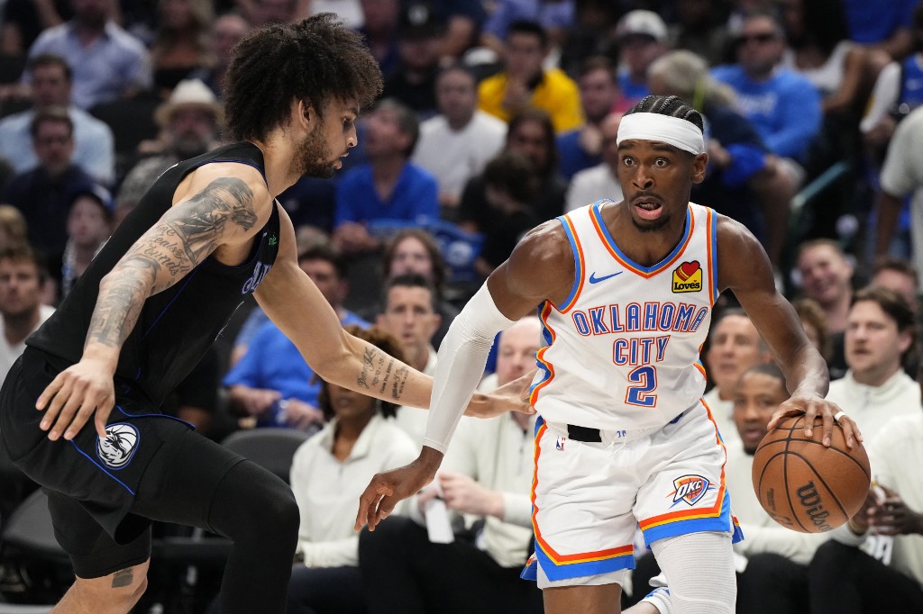 Mavericks sejatinya memulai laga dengan lambat dan tertinggal 23-30 dari Thunder pada kuarter pertama. Mavericks masih belum bisa bangkit pada kuarter kedua dan tertinggal 48-64 dari Thunder.