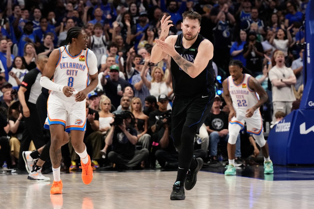 Tapi perlahan Mavericks bisa menemukan momentum dan memangkas ketinggalan pada kuarter ketiga dengan skor 83-90. Pertahanan Mavericks menjadi kunci pada kuarter keempat untuk menjinakkan Thunder dengan skor 117-116.