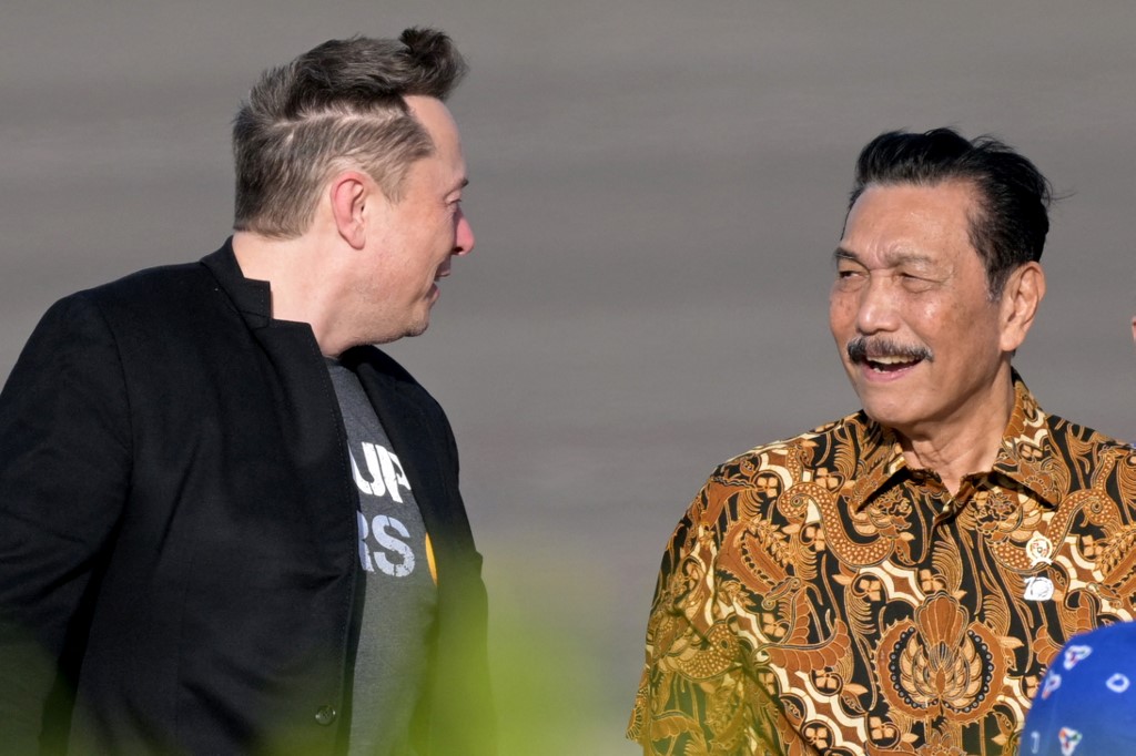 CEO Tesla Inc. sekaligus SpaceX Elon Musk tiba di Bandara I Gusti Ngurah Rai, Bali, untuk meresmikan peluncuran Starlink, layanan internet berbasis satelit, bersama Presiden Joko Widodo yang dijadwalkan berlokasi di Denpasar, Bali, Minggu, 19 Mei 2024 siang.