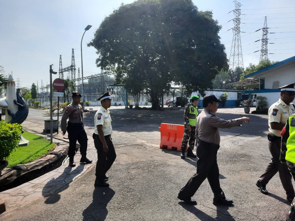 Demi mendukung dan menjaga kelancaran acara World Water Forum (WWF) ke-10 yang digelar di Bali mulai 18-25 Mei 2024, pengamanan sejumlah objek vital berkaitan dengan acara diperketat. Seperti halnya pengamanan Gardu Induk Listrik PLN Unit Induk Transmisi (UIT) Jawa Timur dan Bali di Kecamatan Waru, Sidoarjo.