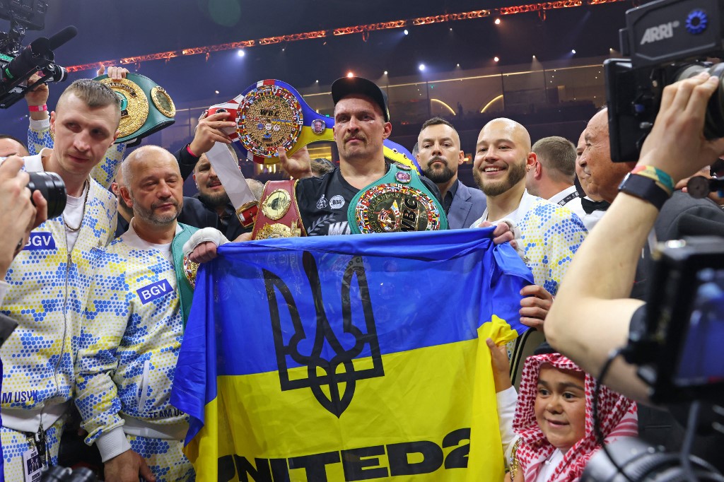 Usyk yang merupakan petinju dari Ukraina menjadi yang tetap tak terkalahkan, bergabung dengan rekor petinju lain seperti Muhammad Ali, Joe Louis dan Mike Tyson sebagai juara kelas berat yang tak terbantahkan, yang pertama sejak tinju mengakui empat sabuk utama pada dekade 2000-an.