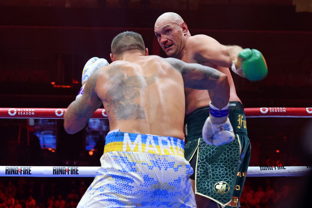 Petinju Oleksandr Usyk menghajar Tyson Fury untuk merengkuh gelar juara kelas berat sejati pada duel sengit yang berlangsung di Kingdom Arena, Riyadh, Arab Saudi, Minggu, 19 Mei pagi WIB.