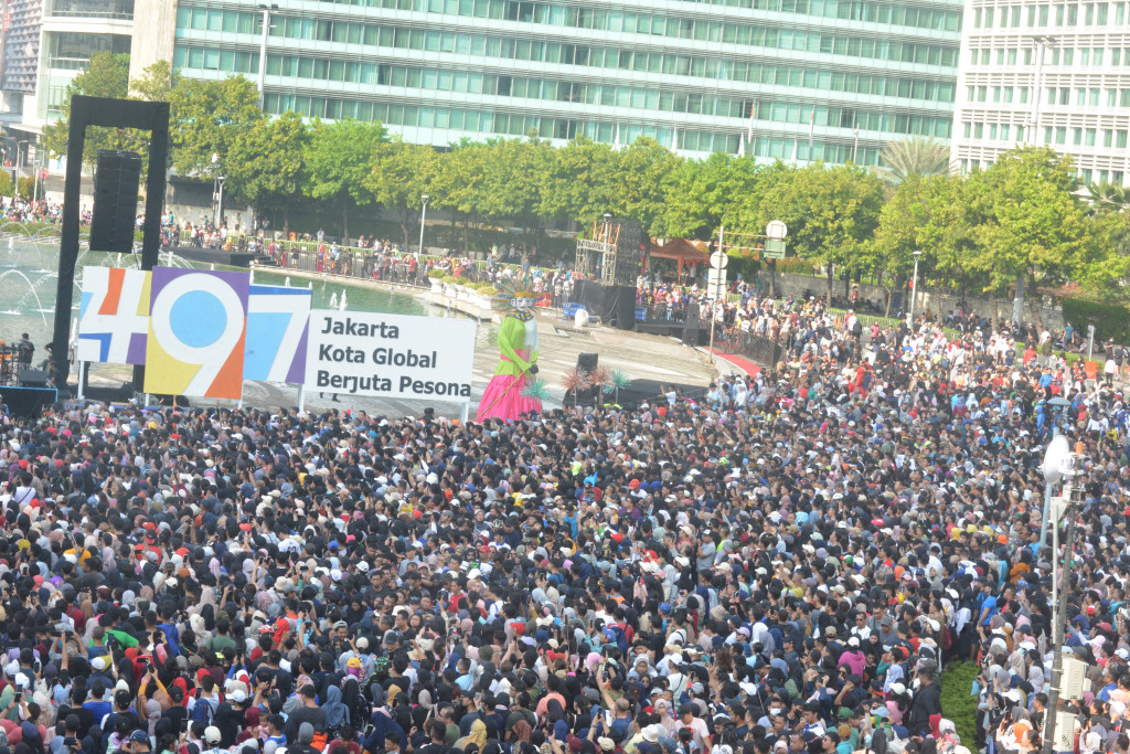 Aparat kepolisian dan Satpol PP pun terlihat berjaga-jaga untuk mengamankan kegiatan pencanangan HUT DKI itu agar berjalan aman dan lancar.