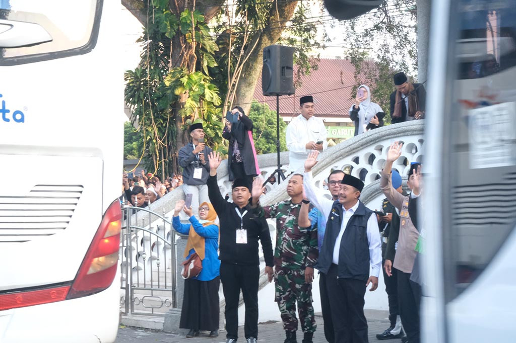 Penjabat (Pj) Bupati Garut, Barnas Adjidin, melepas keberangkatan 432 Jemaah calon haji (JCH) kloter 16 asal Kabupaten Garut, Jawa Barat di area Babancong, Jalan Kabupaten, Kecamatan Garut Kota, Sabtu, 18 Mei 2024. Ratusan calhaj, akan transit lebih dulu di Asrama Haji Embarkasi Bekasi, sebelum diberangkatkan ke Arab Saudi.