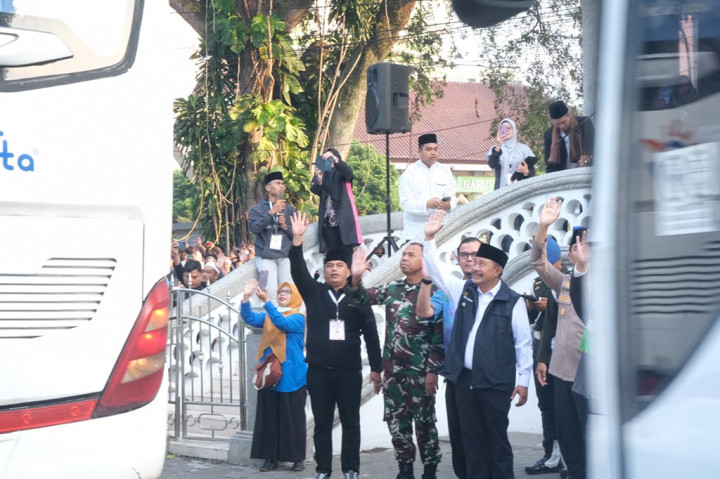 Penjabat (Pj) Bupati Garut, Barnas Adjidin, melepas keberangkatan 432 Jemaah calon haji (JCH) kloter 16 asal Kabupaten Garut, Jawa Barat di area Babancong, Jalan Kabupaten, Kecamatan Garut Kota, Sabtu, 18 Mei 2024. Ratusan calhaj, akan transit lebih dulu di Asrama Haji Embarkasi Bekasi, sebelum diberangkatkan ke Arab Saudi.