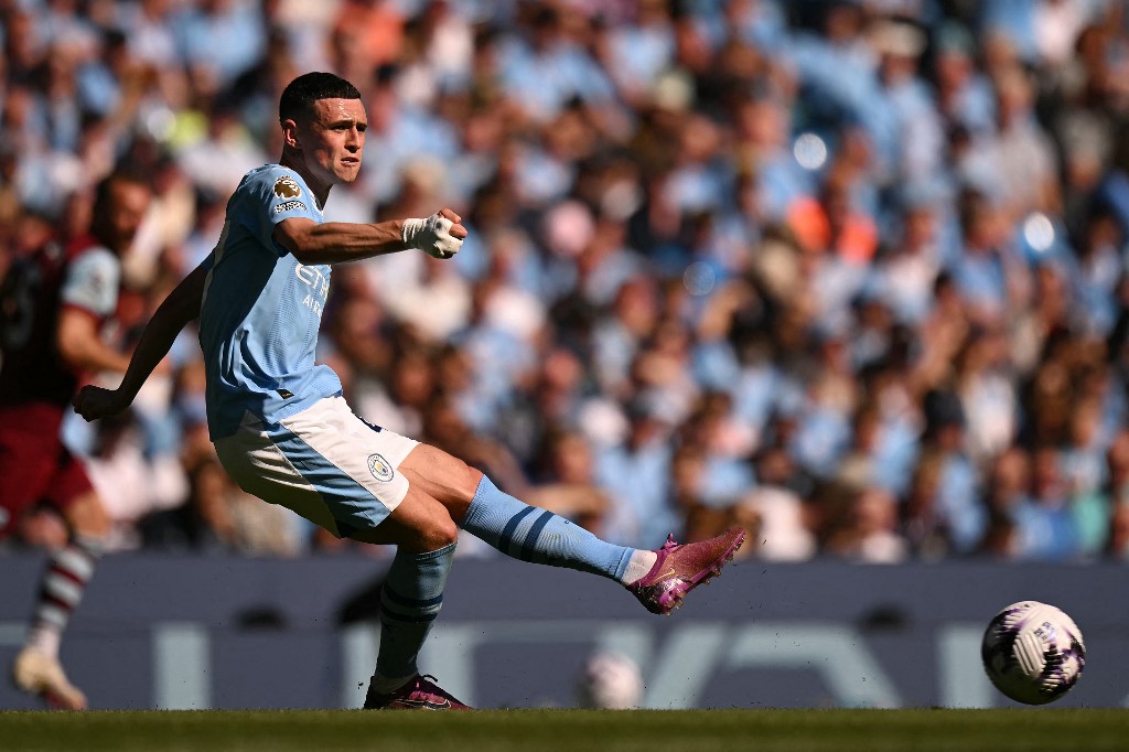 Manchester City tidak membuang-buang waktu dan langsung mencetak gol saat laga baru berjalan satu menit. Phil Foden melepaskan tendangan spektakuler dari luar kotak penalti yang membuat City skor menjadi 1-0 dan timnya unggul dalam perebutan juara Liga Inggris.