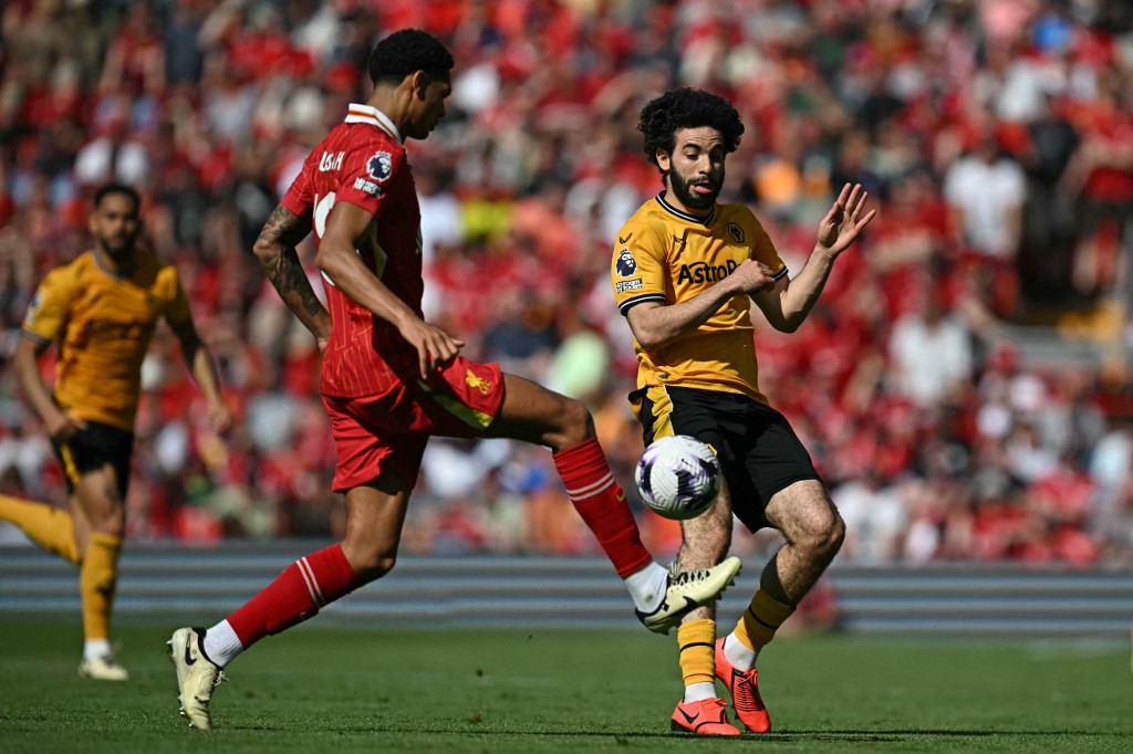 Jarell Quansah menggandakan keunggulan Liverpool menjadi 2-0 pada menit ke-40. Sepakan Mohamed Salah membentur dan bergulir liar, tetapi bola berhasil disambar masuk oleh Quansah di depan gawang.