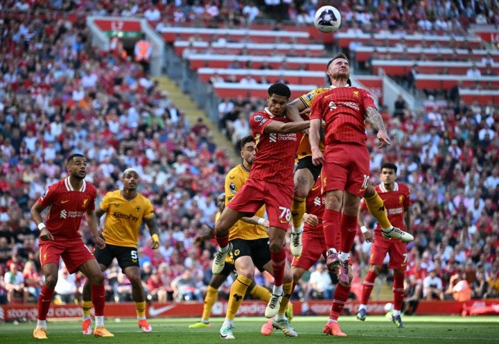 Liverpool bisa membuka skor pada menit ke-34. Umpan silang Harvey Elliott sukses disundul Mac Allister yang berlari masuk tengah kotak penalti. Skor menjadi 1-0.