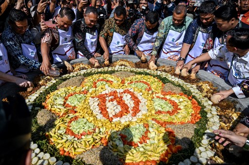 Pemerintah Kota Surabaya menggelar festival Rujak Uleg di Balai Kota Surabaya, Jawa Timur, Minggu, 19 Mei 2024.  Festival makanan khas Surabaya yang diikuti berbagai komunitas, perhotelan dan lain-lain itu untuk menyambut Hari Jadi Kota Surabaya (HJKS) ke-731.