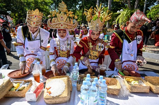 Oleh karena itu, dia berharap bahwa masyarakat bisa memaknai rujak uleg tak sekadar sebagai makanan, namun memaknai filosofi yang ada di dalamnya. 