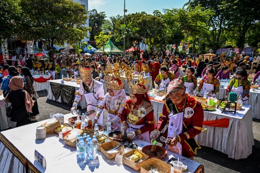 Melalui tema acara tahun ini, Pemkot Surabaya juga mengajak masyarakat menjaga semangat persatuan dan kesatuan bangsa. Hal itu dituangkan melalui teatrikal yang turut melibatkan Wali Kota Eri Cahyadi dan Wakil Wali Kota Armuji.