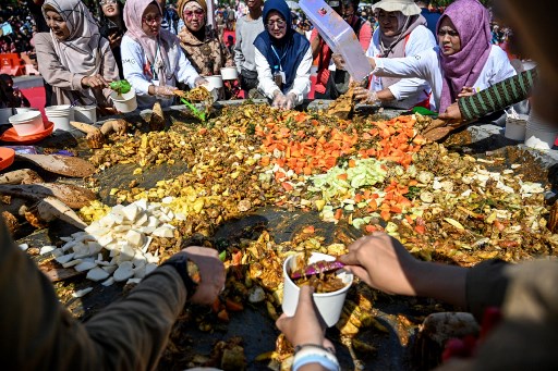 Jumlah rujak uleg yang dibagikan kepada masyarakat sebanyak 731 porsi, sesuai dengan usia Kota Surabaya pada 31 Mei 2024.