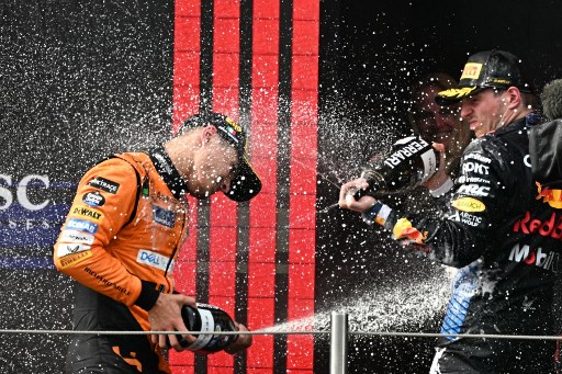 Pembalap Red Bull Max Verstappen keluar sebagai juara setelah menang dramatis atas Lando Norris (McLaren) pada balapan uta