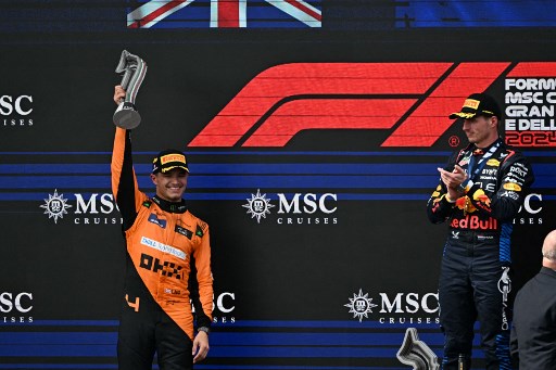 Verstappen unggul tipis atas Norris dengan margin 0,725 detik, setelah pembalap muda asal Inggris itu mencoba merebut kemenangan keduanya secara berturut-turut musim ini.