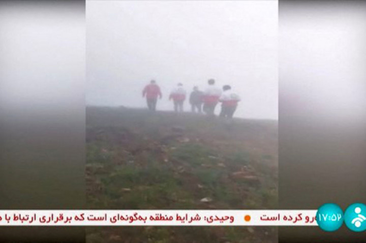 Imam Salat Jumat Tabriz Seyyed Mohammad-Ali Al-Hashem dan Menteri Luar Negeri Iran Hossein Amir-Abdollahian juga dilaporkan berada di helikopter yang sama dengan Presiden Raisi. 