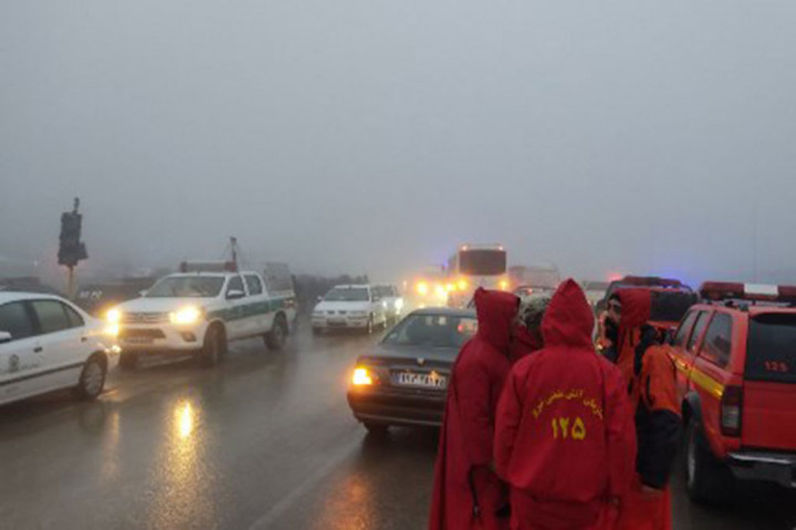 Menurut kantor berita IRNA, tim penyelamat darurat telah tiba di lokasi jatuhnya helikopter tersebut namun operasi penyelamatan diperkirakan memakan waktu cukup lama akibat cuaca buruk.