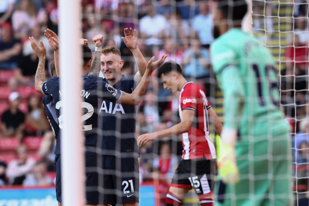 Tottenham yang berhasil mencuri gol melalui Dejan Kulusevski saat laga berjalan 14 menit. Son Heung-min memberikan operan pendek ke Kulusevski yang kemudian menyelesaikan dengan sepakan kaki kiri ke tiang jauh. Skor menjadi 1-0.