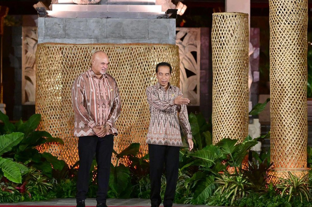 Presiden Jokowi yang mengenakan kemeja kain tenun sintang tiba di GWK, sekitar pukul 18.50 WITA. Presiden Jokowi kemudian menyambut kedatangan para tamu seraya berfoto bersama sebelum memasuki area jamuan.