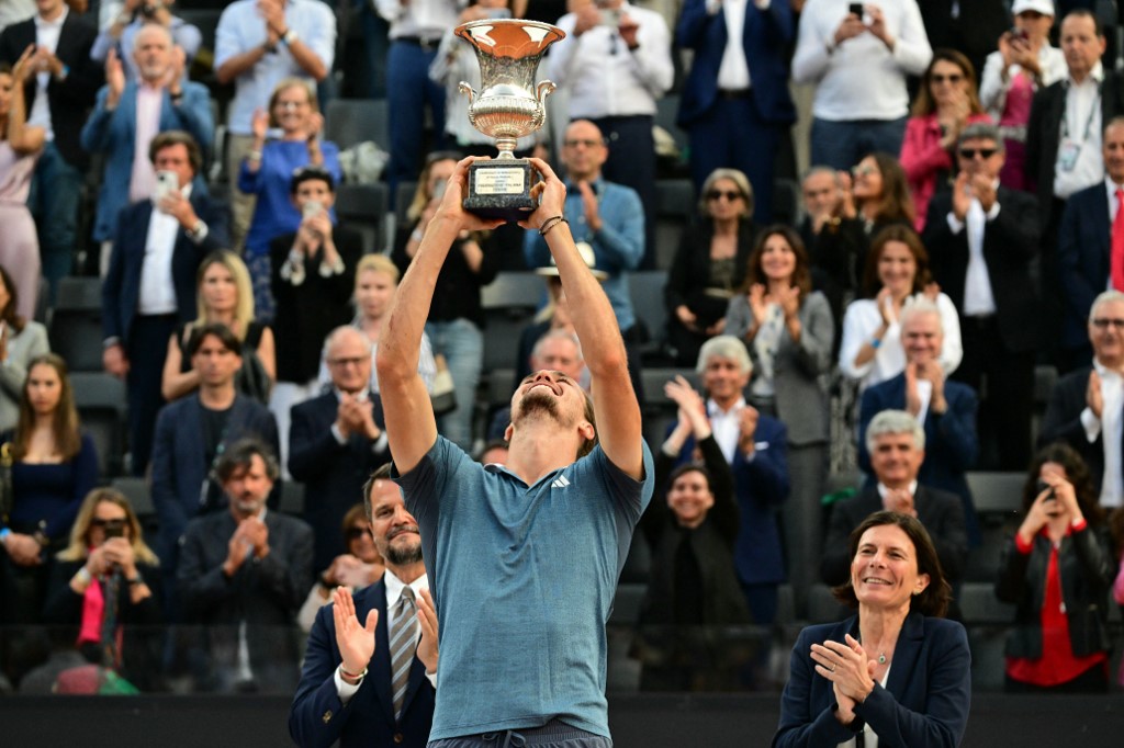 Zverev akan naik ke peringkat empat dunia, Senin, dengan gelar Roma yang diraihnya merupakan gelar terbesar yang pernah ia peroleh sejak ia mengalami cedera pergelangan kaki yang parah di semifinal Roland Garros pada 2022.