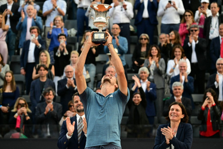 Zverev akan naik ke peringkat empat dunia, Senin, dengan gelar Roma yang diraihnya merupakan gelar terbesar yang pernah ia peroleh sejak ia mengalami cedera pergelangan kaki yang parah di semifinal Roland Garros pada 2022.