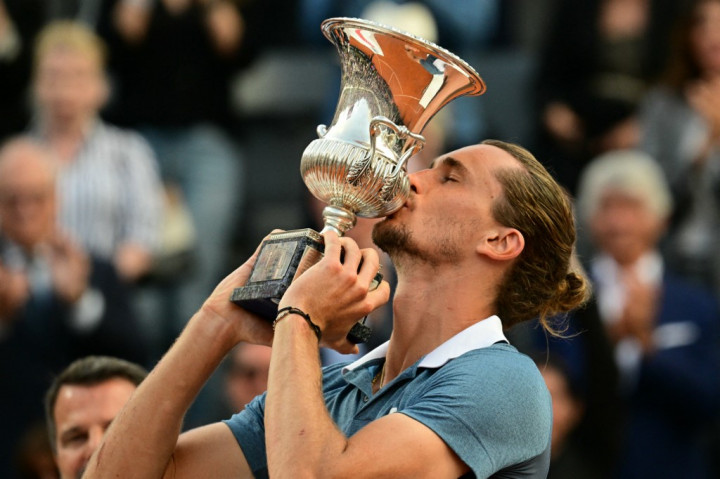 Alexander Zverev meraih gelar ATP Masters 1000 untuk keenam kalinya usai mengalahkan Nicolas Jarry 6-4, 7-5 pada Minggu, 19 Mei 2024 waktu setempat di Roma.