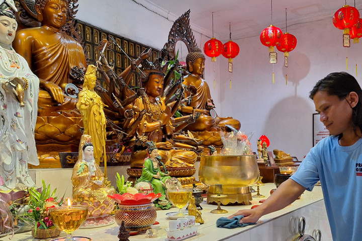 Tofik, penjaga Vihara Buddha Dipa, menjelaskan, pada Perayaan Waisak, biasanya sebagian umat ada yang pergi ke Borobudur di Kabupaten Magelang untuk mengikuti Waisak Nasional. Namun sebagian lainnya ada yang tetap mengikuti sembahyang Waisak di Vihara Purwokerto.