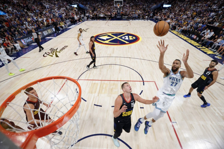 Timberwolves menang dengan skor akhir 98-90 dalam laga ketujuh yang digelar di markas Nuggets Ball Arena Denver Colorado, Senin. Dengan kemenangan ini, Timberwolves akan kembali bertanding di final Wilayah Barat untuk pertama kalinya setelah dua dekade yang lalu.