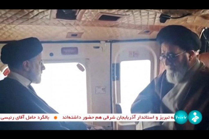 Puing-puing helikopter telah ditemukan pada Senin, 20 Mei pagi, setelah dilakukan pencarian besar-besaran di tengah kondisi badai salju.