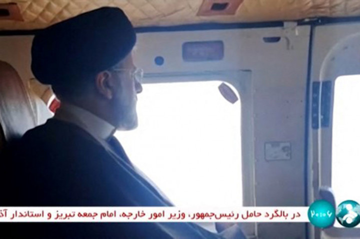 Presiden Iran Ebrahim Raisi saat berada di helikopter di wilayah Jolfa di provinsi barat Azerbaijan Timur, Minggu, 19 Mei 2024. Raisi dinyatakan meninggal dunia setelah helikopter yang membawanya dan rombongan jatuh di wilayah Varzaqan, Provinsi Azerbaijan Timur.