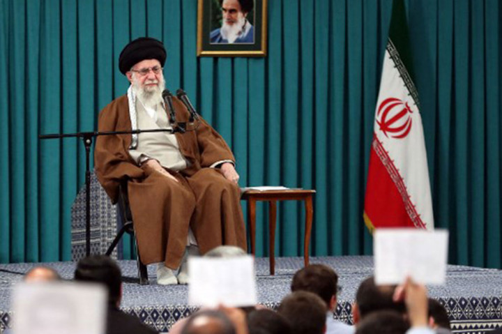 Dalam sambutannya, Minggu, Pemimpin Tertinggi Iran Ayatollah Ali Khamenei mendesak semua orang untuk mendoakan Raisi dan orang lain yang menemaninya, dan menggambarkan mereka sebagai pelayan bangsa Iran.