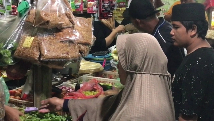 Kurang sebulan jelang hari raya Iduladha 2024, sejumlah harga bahan kebutuhan pokok di pasar tradisional Sidoarjo mengalami kenaikan. Barang kebutuhan yang harganya naik, diantaranya daging ayam, bawang merah dan cabai.