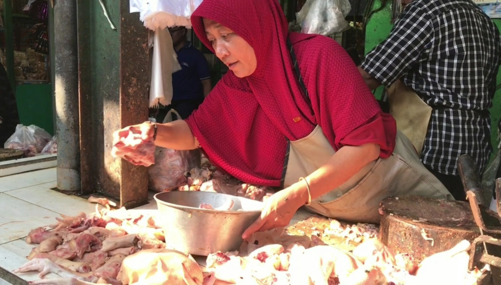 Harga daging ayam di Pasar Sukodono, saat ini sudah mencapai Rp40 ribu per kilogram. Sebelumnya harga daging ayam Rp38 ribu per kilogram.