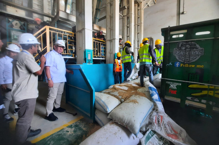 Direktur Utama (Dirut) Perum Bulog Bayu Krisnamurthi meninjau serapan gabah di Sentra Penggilingan Padi (SPP) Karawang, Jawa Barat, Senin, 20 Mei 2024. Peninjauan ini sebagai persiapan menghadapi musim panen.