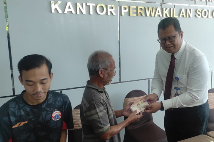 Uang yang diganti itu milik keluarga Hasan, yang rumahnya ikut dilalap jago merah. Dari Rp25 juta yang hangus, yang bisa ditukar hanya sebesar Rp2.911.000.