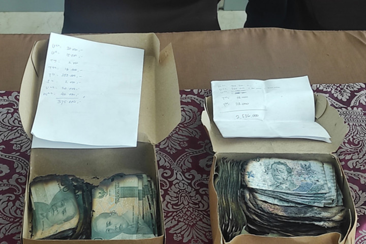 Bank Indonesia (BI) Solo memberikan simpati penukaran uang milik warga yang hangus saat musibah kebakaran rumah bedeng di kawasan Fly Over Manahan Solo pada Jumat, 17 Mei 2024 malam.