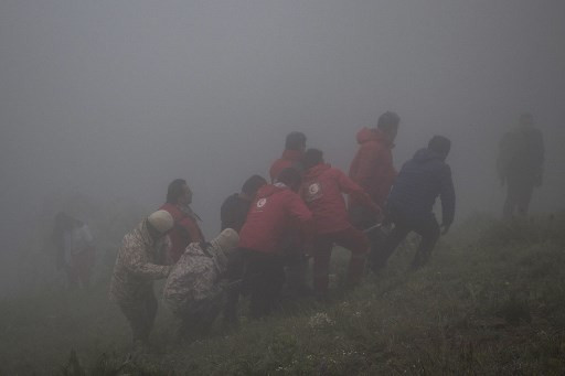 Dalam operasi yang berlangsung berjam-jam tersebut, anggota tim penyelamat dari berbagai lembaga, termasuk stasiun pemadam kebakaran, IRCS, layanan darurat, IRGC, Basij, Angkatan Darat, dan pasukan lokal bekerja sama.