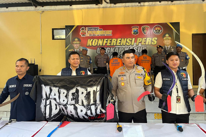Tujuh remaja di Kabupaten Sidoarjo, Jawa Timur diamankan polisi karena kedapatan hendak tawuran menggunakan senjata tajam jenis clurit dan samurai.