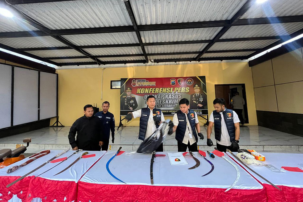 Tujuh tersangka yang terbukti atas kepemilikan senjata tajam tersebut BFDS,18, MIF,19, dan PA,20. Empat lainnya masih di bawah umur yakni RA, FC, MSF, dan MFA.