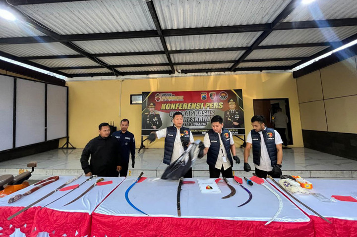 Tujuh tersangka yang terbukti atas kepemilikan senjata tajam tersebut BFDS,18, MIF,19, dan PA,20. Empat lainnya masih di bawah umur yakni RA, FC, MSF, dan MFA.