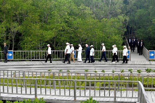 Fasilitas itu dilengkapi dengan area panel surya yang berfungsi sebagai landasan pembangkit listrik di berbagai area konservasi mangrove.